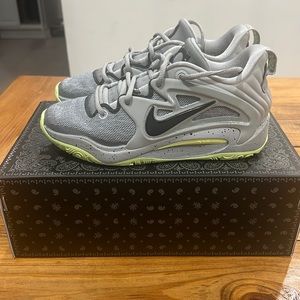 KD 15 barely worn. Mint condition